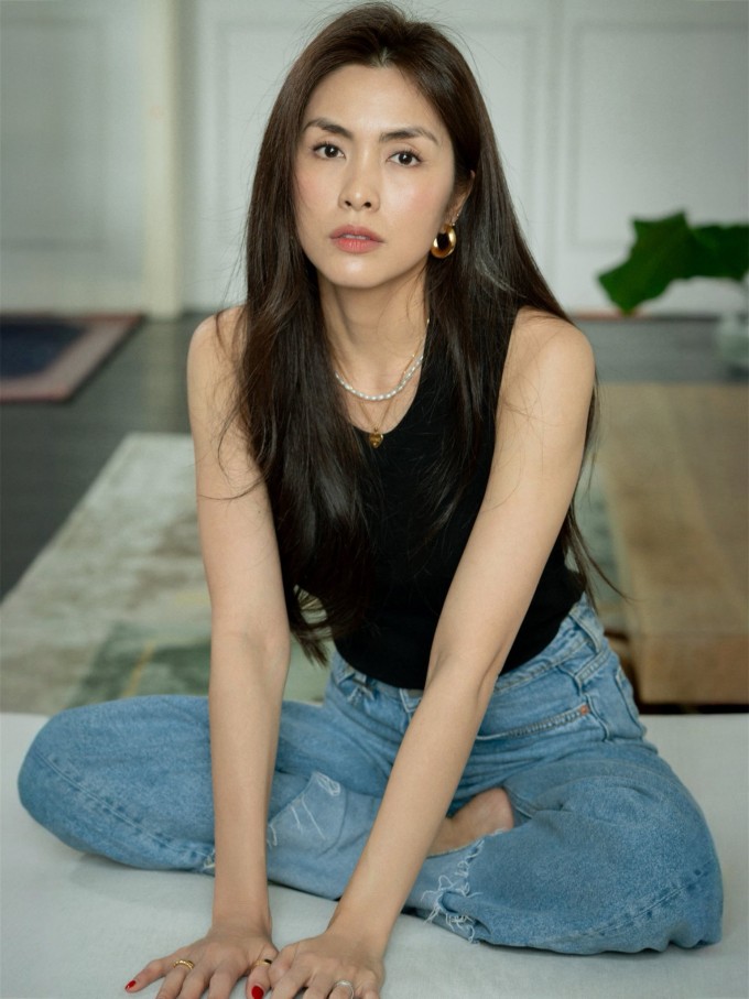 "Hôm nay mình bước sang một tuổi mới. Mình không nhớ năm nay mình bao nhiêu tuổi. Chỉ biết là mình đang ở một giai đoạn thật đẹp của cuộc đời, tự do tự tại, biết ơn vì mọi điều mình đang có và vẫn còn rất háo hức với chặng đường phía trước", cô bày tỏ.