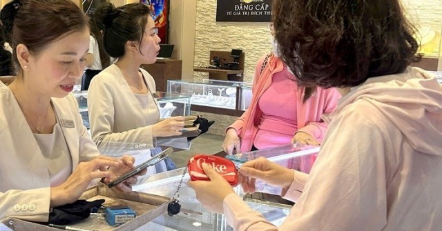 Người dân đổ xô xếp hàng mua bán, đại gia vàng ...