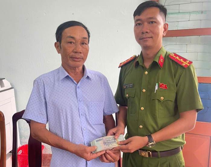 Công an xã Bắc Trạch truy tìm phát hiện thấy số tiền mà ông Nguyễn Ngọc Tùy báo mất