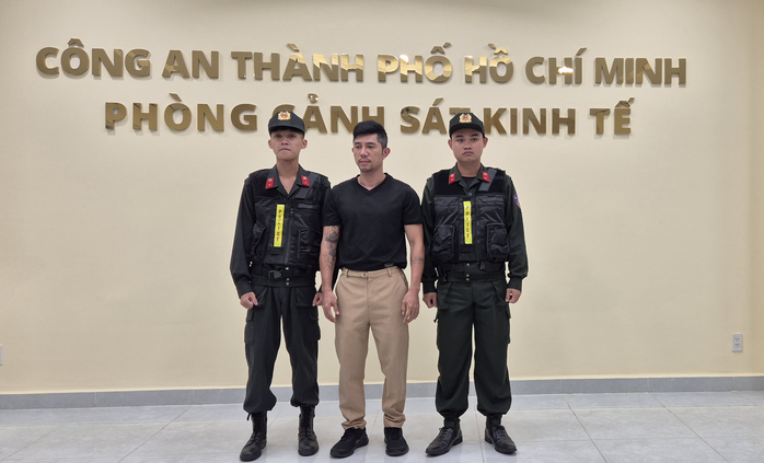 Công an TP HCM thi hành lệnh bắt ca sĩ Lương Bằng Quang