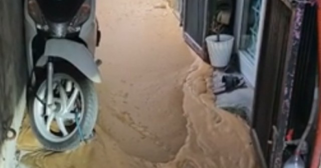 Bùn lỏng bất ngờ phun trào kín lối đi, người dâ...
