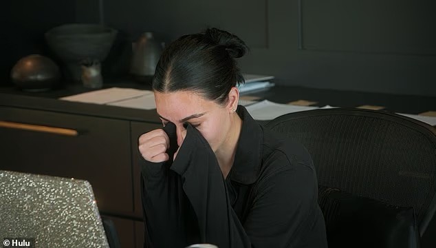 Kim Kardashian nghẹn ngào khi nói về chứng phình mạch não và cuộc ly hôn.