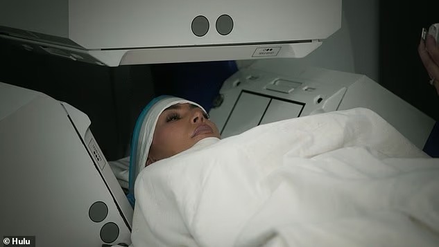 Kim Kardashian trong phòng chụp MRI.