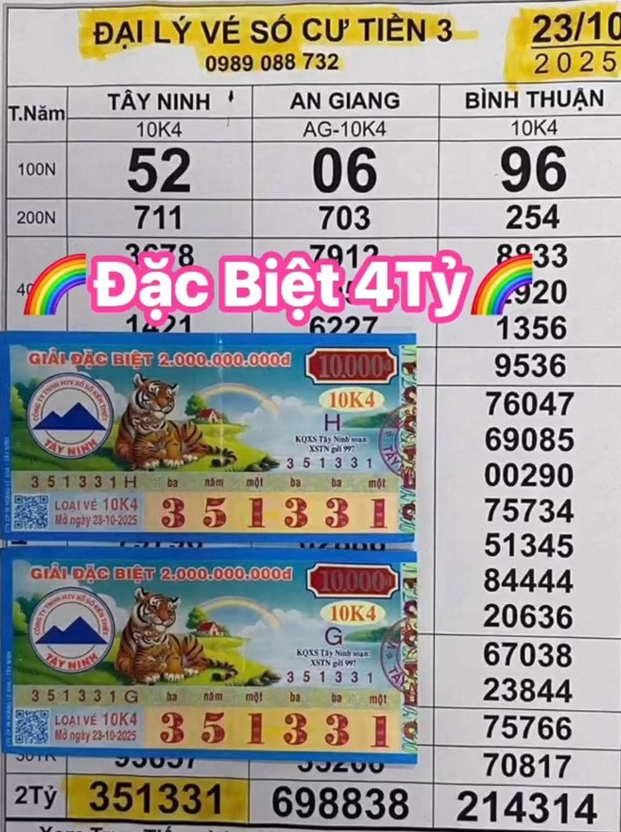 Nam công nhân ở TP HCM trúng đặc biệt 2 tờ vé số đã mua lúc đi thăm bệnh. Ảnh do đại lý cung cấp