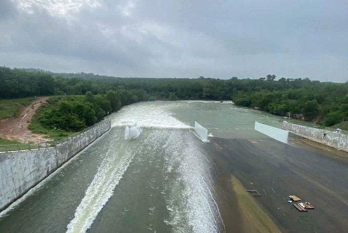 Hồ Dầu Tiếng trong lần xả lũ. Ảnh: Thái Hà