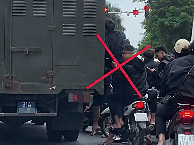 Hình ảnh nhóm thanh niên đeo bám theo xe chở phạm nhân tại Hà Nội gây mất trật tự được lan truyền trên mạng xã hội..