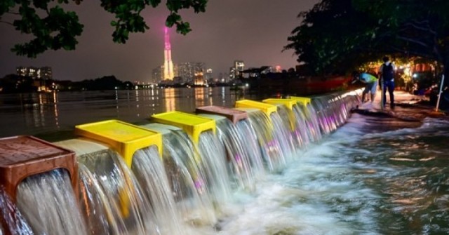 Triều cường vượt bờ kè, tràn vào trung tâm TPHC...