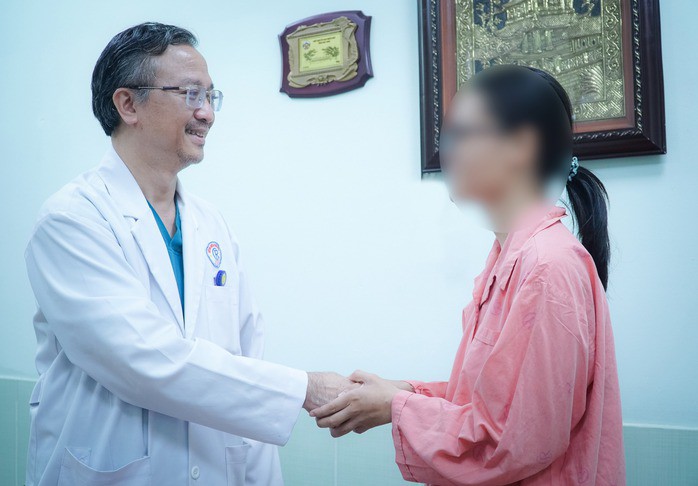 Sau ca phẫu thuật khó, bệnh nhân hồi phục khỏe mạnh và bày tỏ lời cảm ơn với bác sĩ