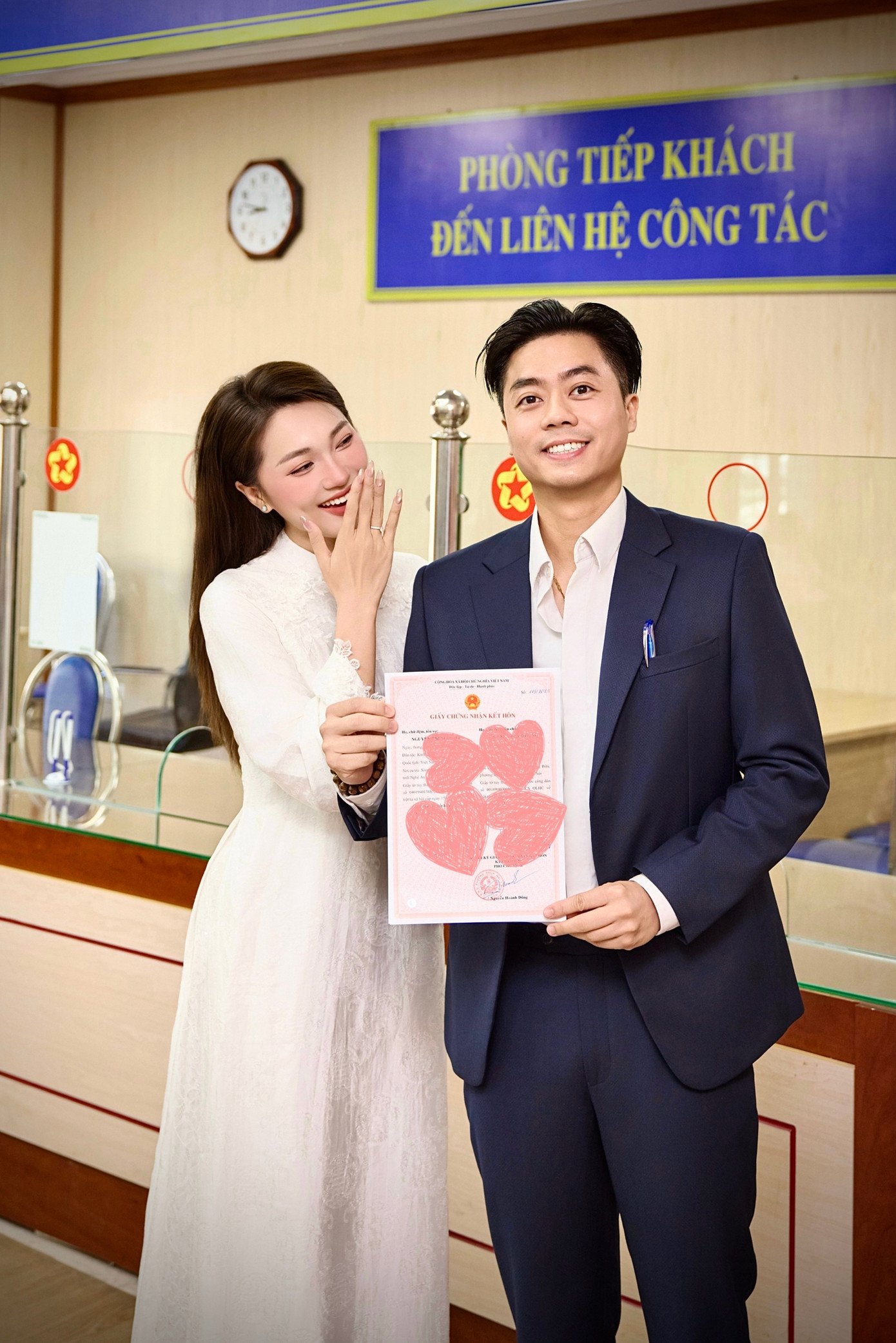 Ngọc Nữ và bạn trai hơn 4 tuổi đăng ký kết hôn hôm 22/10.