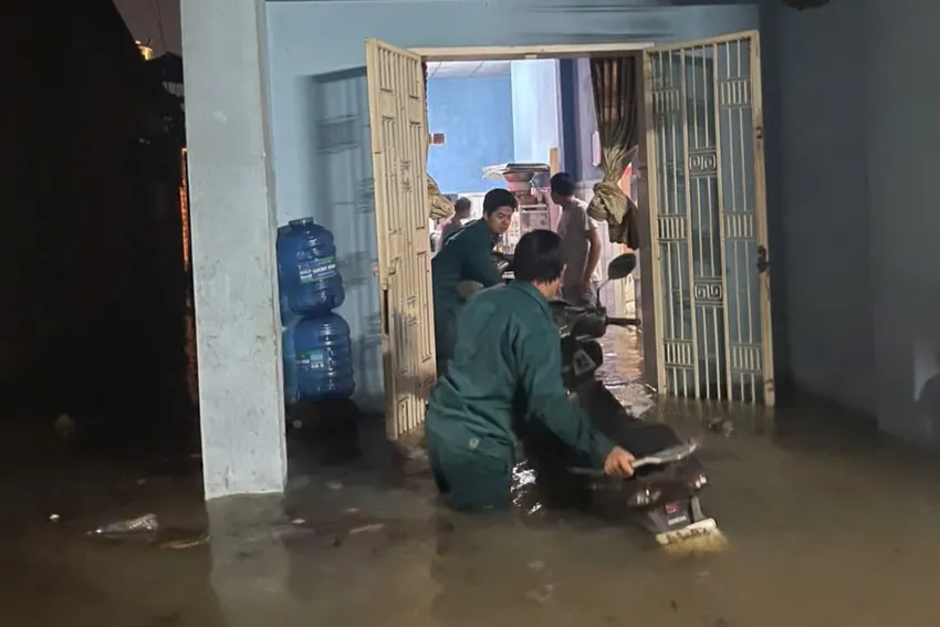 TP.HCM: Trắng đêm hỗ trợ người dân khi triều cường dâng cao - 3
