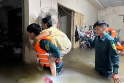 TP.HCM: Trắng đêm hỗ trợ người dân khi triều cường dâng cao