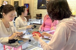 Người dân đổ xô xếp hàng mua bán, đại gia vàng lãi đậm