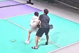 Xôn xao người đàn ông vừa dạy pickleball vừa hành động