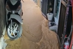 Tin tức trong ngày - Bùn lỏng bất ngờ phun trào kín lối đi, người dân ở một ngõ phố Hà Nội sửng sốt