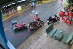 Clip: Sang đường khó hiểu, người đàn ông bị xe máy hạ ngục trong tích tắc
