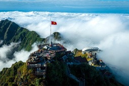 Lạc vào “miền cổ tích” trên đỉnh Fansipan mùa mây