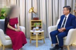 Lén về quê bạn trai để tạo bất ngờ cho anh, người phụ nữ choáng váng khi thấy người ra mở cửa