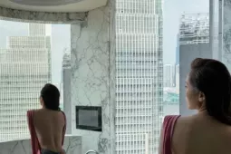 'Nàng Hậu số 1 Vbiz' khoe bóng lưng ai ngắm cũng phải trầm trồ