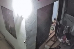 CLIP: Người đàn ông xông vào phòng trọ chém đôi nam nữ dã man