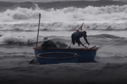 Tin tức trong ngày - ‘Đánh liều’ ra khơi giữa sóng lớn, ngư dân Quảng Ngãi trúng đậm