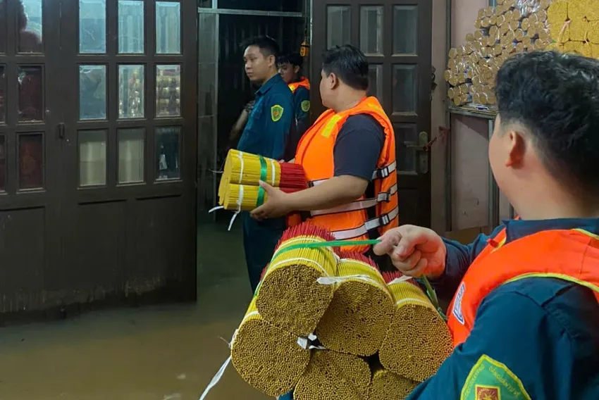Lực lượng chức năng phường Thủ Dầu Một hỗ trợ người dân di chuyển con người, đồ đạc đến địa điểm an toàn.