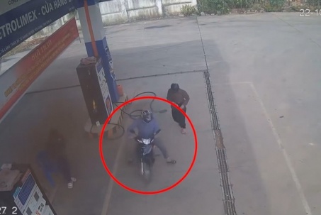 Clip: Cười chảy nước mắt với pha đổ xăng quên vợ có 1-0-2 của ông chồng