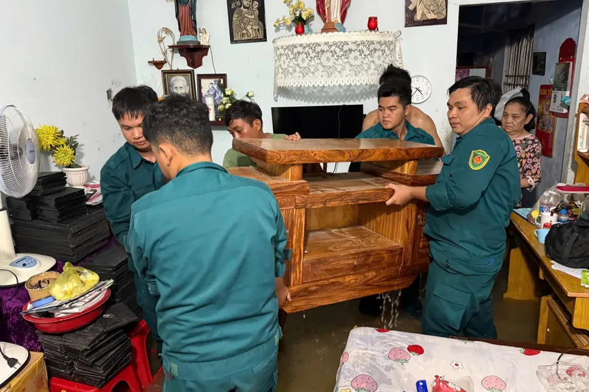 Lực lượng chức năng phường Chánh Hiệp thức suốt đêm hỗ trợ người dân.