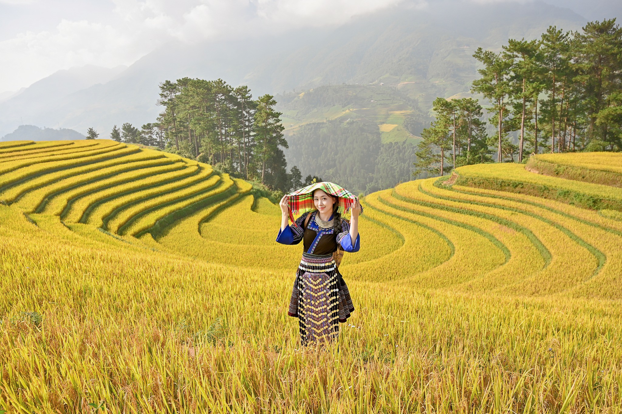 Cô gái Mông xinh tươi giữa ruộng bậc thang Mù Cang Chải - 4