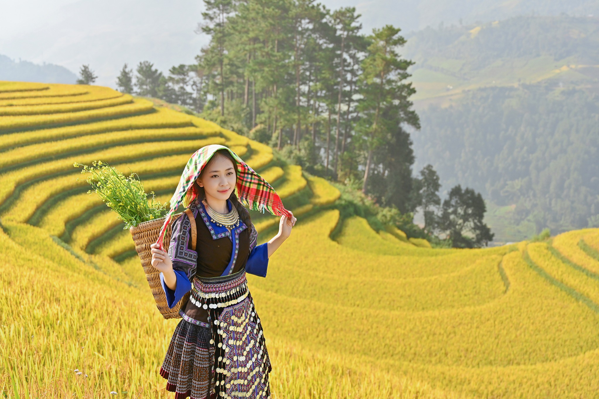 Cô gái Mông xinh tươi giữa ruộng bậc thang Mù Cang Chải - 2