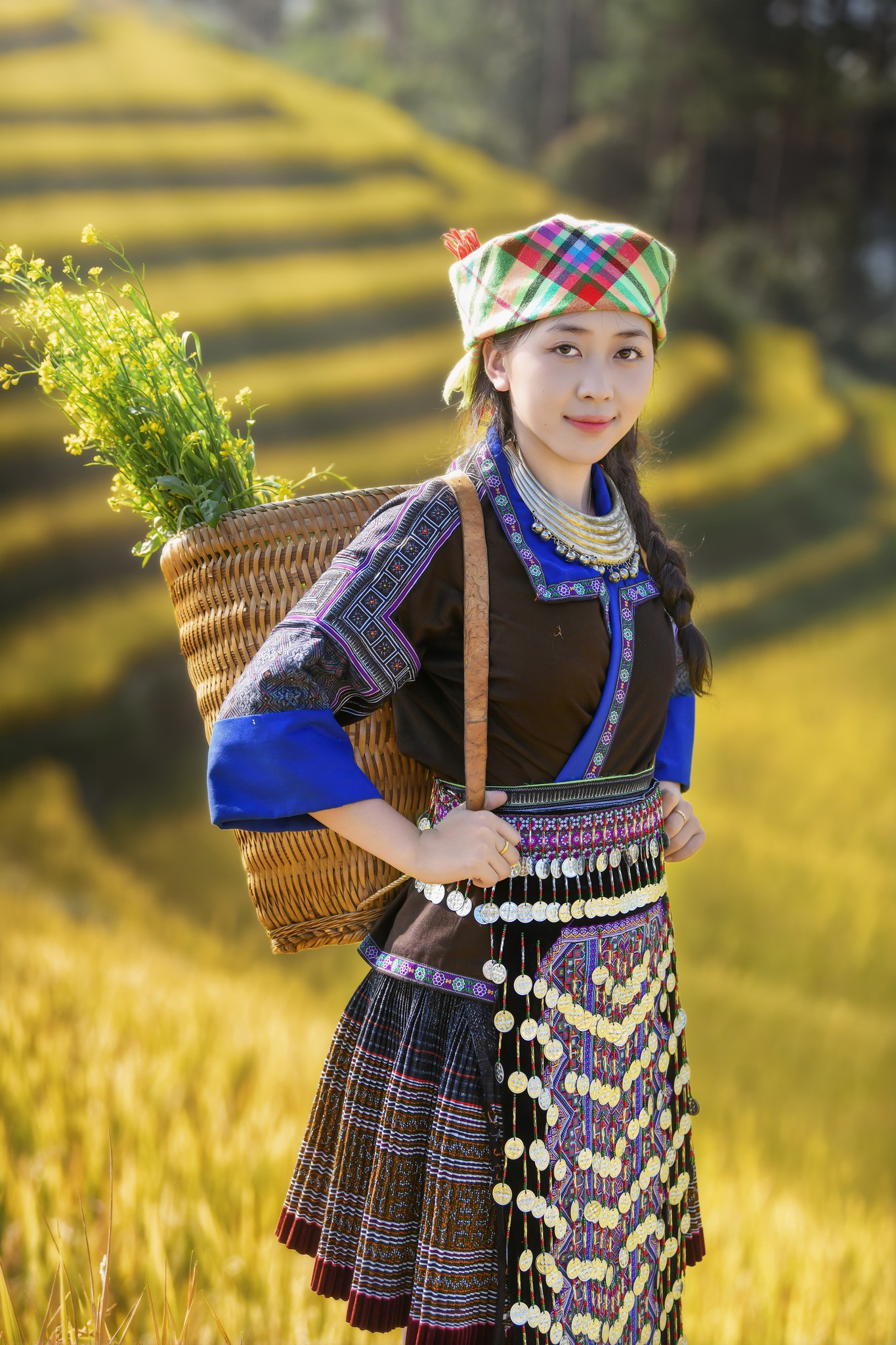 Cô gái Mông xinh tươi giữa ruộng bậc thang Mù Cang Chải - 3