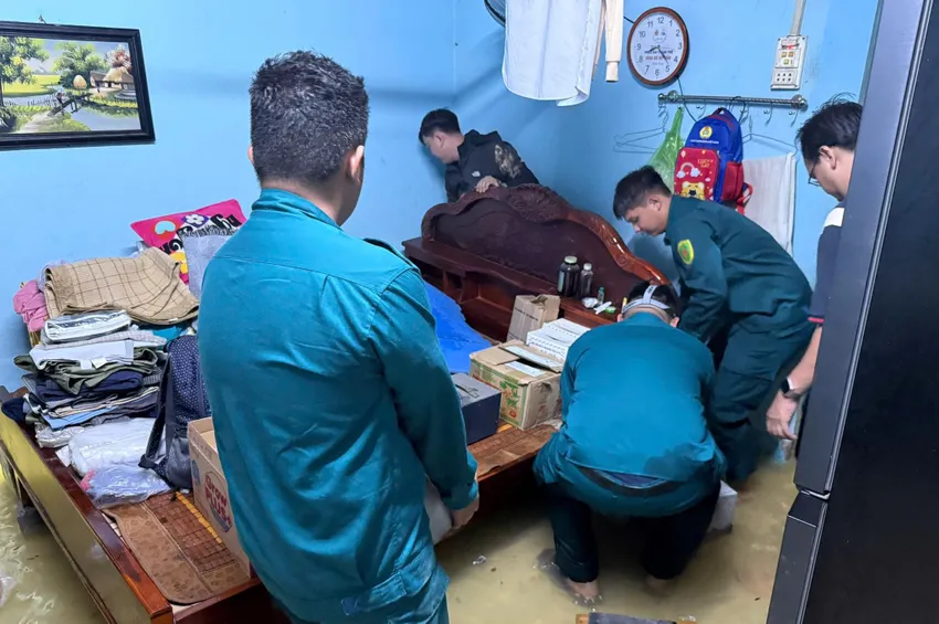 Lực lượng chức năng phường Chánh Hiệp thức suốt đêm hỗ trợ người dân.