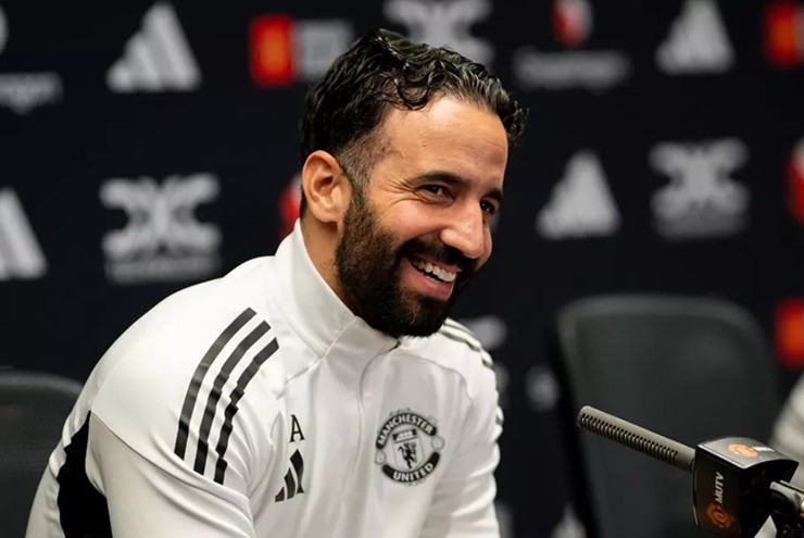 HLV Amorim chỉ ra điều Maguire cần cải thiện, muốn MU "giữ đôi chân trên mặt đất" - 1