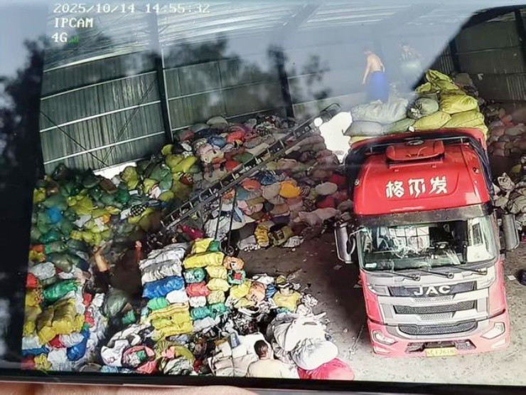 Bà cất vàng trong áo cũ, cháu gái không biết đem bán ve chai - 1