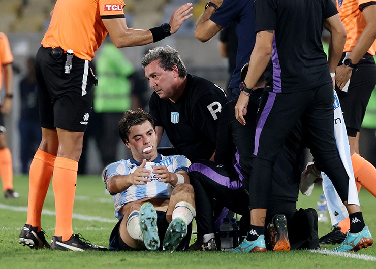 Marcos Rojo khiến đồng đội Santiago Sosa rời sân sau pha va chạm mạnh