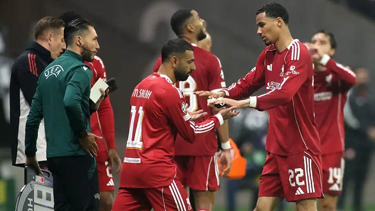 Salah chỉ vào sân từ ghế dự bị khi Liverpool giành chiến thắng ở Champions League