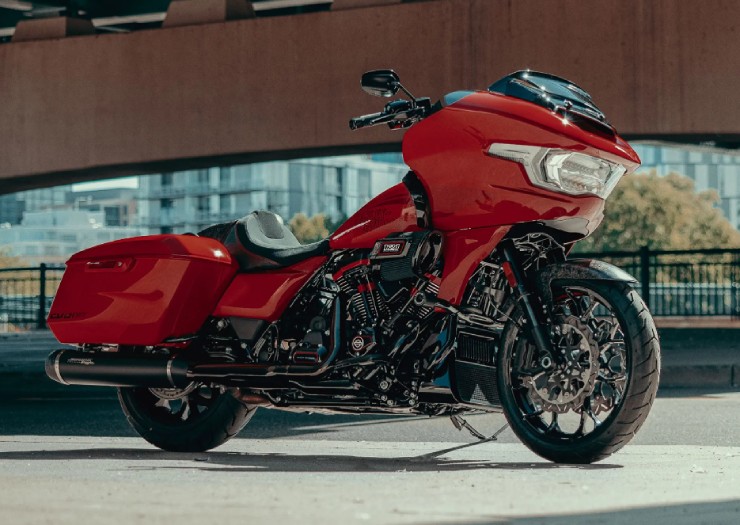 10. Harley-Davidson CVO Road Glide ST giá từ £41.495 (1,455 tỷ đồng), là phiên bản giới hạn cao cấp nhất của dòng Road Glide, được trang bị động cơ V-twin 1977cc mạnh 126 mã lực, nhiều chi tiết sợi carbon, phanh và giảm xóc nâng cấp. Lấy cảm hứng từ mẫu đua “King of the Baggers”, đây là chiếc Harley đắt, nhanh và trang bị tốt nhất năm 2025.