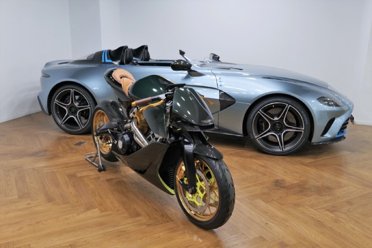 3. Aston Martin AMB-001 (giá £93.000, khoảng 3,26 tỷ đồng) là mẫu mô tô giới hạn hợp tác với Brough Superior, mang động cơ V-twin tăng áp 997cc công suất 180 mã lực và thiết kế lấy cảm hứng từ xe đua F1 của Aston Martin. Với phong cách sang trọng, chi tiết “Photon Lime” đặc trưng và số lượng cực hiếm, đây là biểu tượng xa xỉ đúng nghĩa.