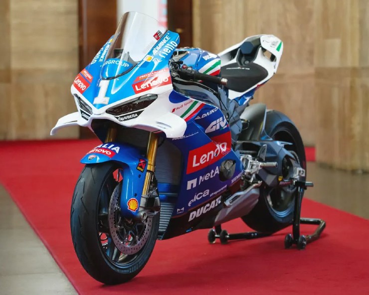 4. Ducati Panigale V4 Tricolore Italia, có giá £75.000 (khoảng 2,63 tỷ đồng), là phiên bản đặc biệt chỉ dành cho đường đua, giới hạn 163 chiếc và được tay đua MotoGP Francesco Bagnaia ký tặng. Dựa trên Panigale V4 S, xe có công suất 216 mã lực, phanh Brembo đua, tem xanh dương đội tuyển Ý và nhiều chi tiết độc quyền cao cấp.