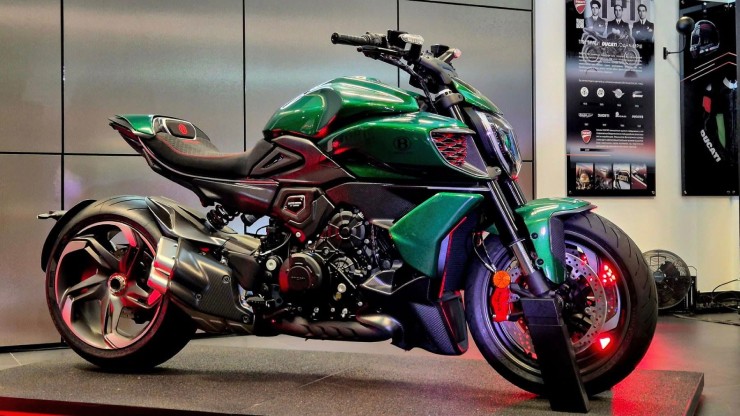 6. Ducati Diavel for Bentley, giá niêm yết £58.000 (2,035 tỷ đồng), là phiên bản giới hạn 500 chiếc của Diavel V4, được tạo ra để tôn vinh hãng xe sang Bentley, cùng thuộc tập đoàn Volkswagen Audi. Xe dùng động cơ V4 1158cc mạnh 168 mã lực, phủ sợi carbon, sơn màu xanh Bentley và nhanh chóng “cháy hàng” sau khi ra mắt.