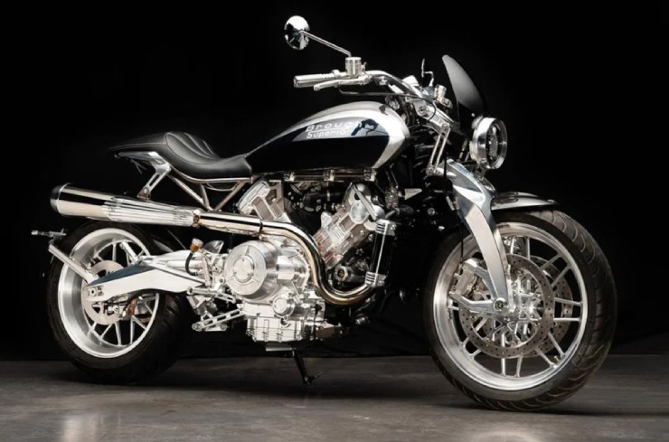 7. Brough Superior SS100, giá từ £59.999 (2,1 tỷ đồng), là mẫu mô tô phục hưng của thương hiệu Anh huyền thoại, được sản xuất thủ công tại Pháp với động cơ V-twin 997cc và thiết kế đậm chất cổ điển. Được ví như “Rolls-Royce của mô tô”, SS100 vừa là tác phẩm nghệ thuật vừa mang giá thành đắt đỏ.