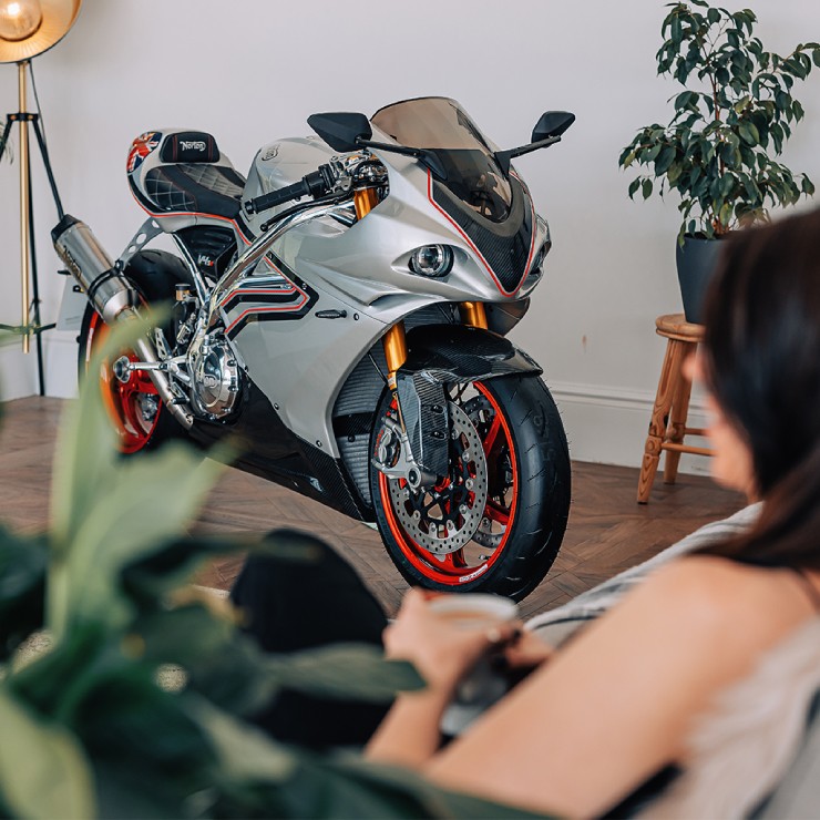 8. Norton V4SV có giá £44.000 (1,54 tỷ đồng), được xem là siêu xe (superbike) hàng đầu của Anh, dùng động cơ V4 1199cc mạnh 185 mã lực, trang bị cao cấp như phuộc Ohlins, camera lùi và màn hình TFT lớn. Dù được cải tiến toàn diện và có thiết kế cực kỳ sang trọng, giá của nó vẫn ở mức xa xỉ.