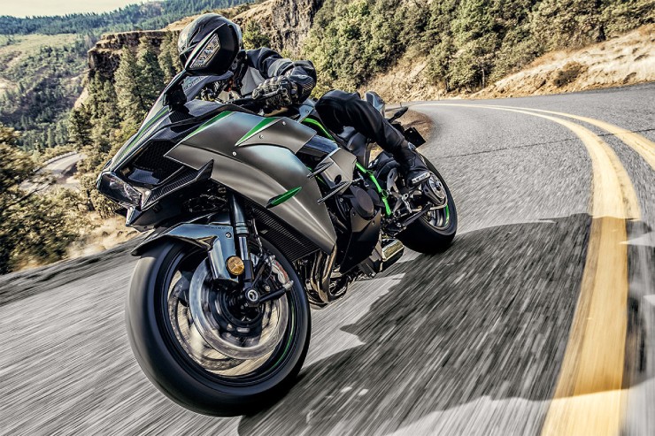 9. Kawasaki Ninja H2R có giá niêm yết £50.000 (1,75 tỷ đồng), là siêu mô tô tăng áp 998cc mạnh 310 mã lực, đạt hơn 320 km/h, dùng nhiều chi tiết sợi carbon và chỉ sản xuất giới hạn. Dù không hợp pháp để chạy đường phố, đây vẫn là chiếc xe ấn tượng và mạnh mẽ nhất của Kawasaki.