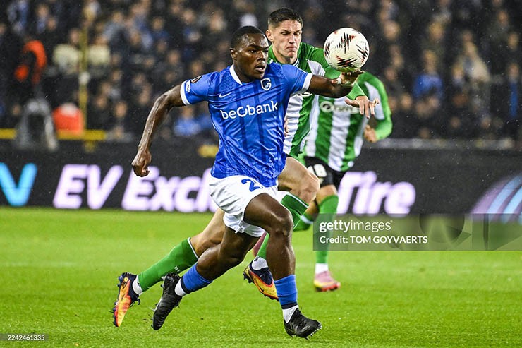 Genk (áo xanh dương) và Betis thi đấu quyết tâm