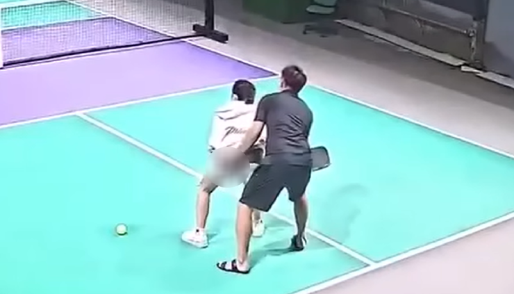 Xôn xao người đàn ông vừa dạy pickleball vừa hành động "phản cảm" với cô gái - 1