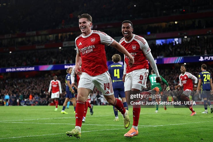 Arsenal trở lại Ngoại hạng Anh sau khi thi đấu thăng hoa ở Cúp C1