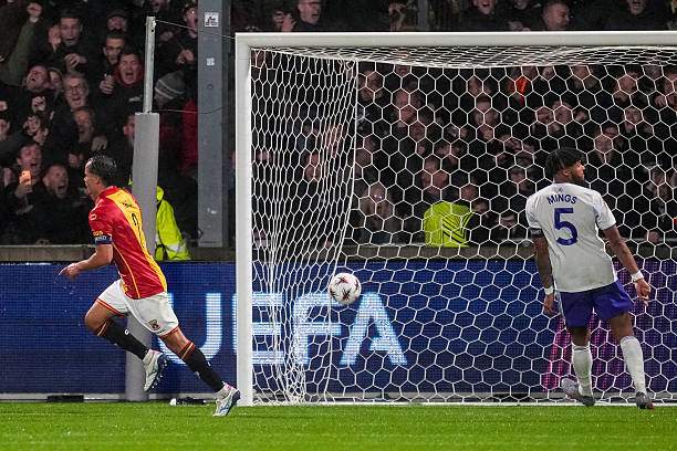 Aston Villa (áo trắng) thua sốc Go Ahead Eagles dù mở tỷ số trước