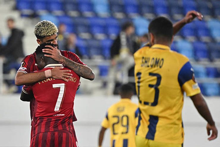 Billing (tóc nhuộm vàng) ăn mừng cùng đồng đội sau khi tiếp tục đưa&nbsp;Midtjylland tới thắng lợi