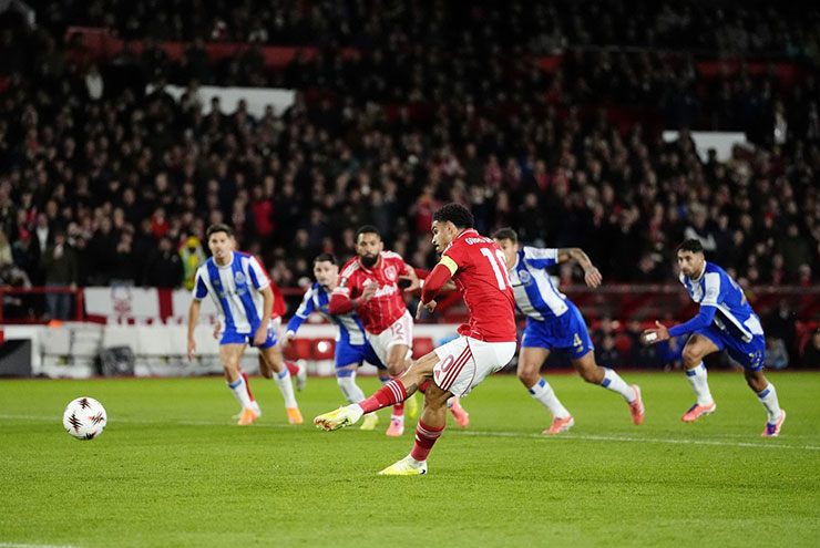 Gibbs-White sút 11m thành công đưa Nottingham Forest dẫn bàn