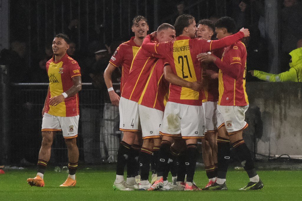 Go Ahead Eagles trừng phạt hàng thủ dâng cao của Aston Villa để ngược dòng