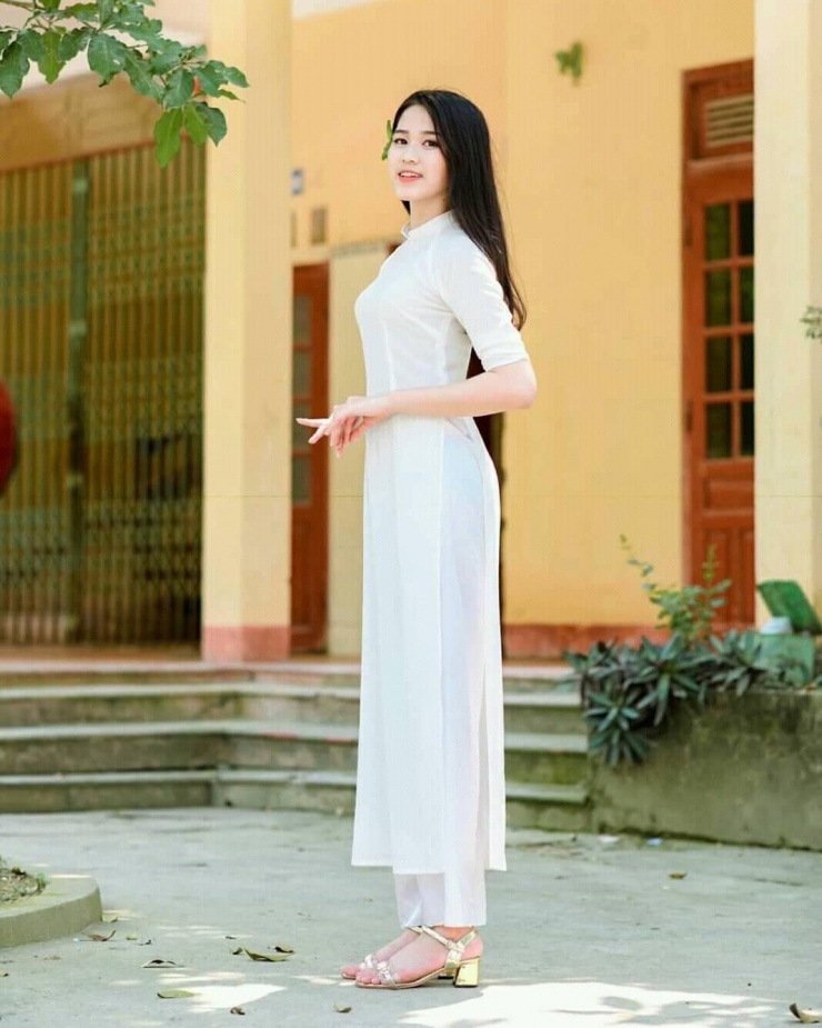 Đỗ Thị Hà diện chiếc áo dài trắng tôn chiều cao 1,75 m khi chia tay thời học sinh.